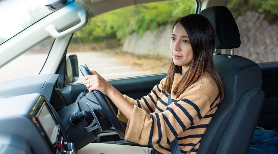 車に乗っている女性