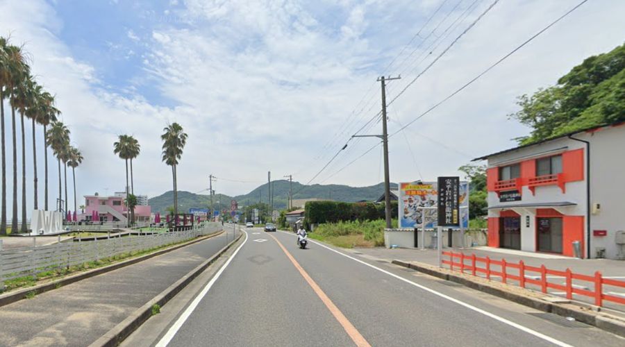 AWAJIオブジェは、安乎岩戸信龍神社から、国道を隔ててすぐの場所にある