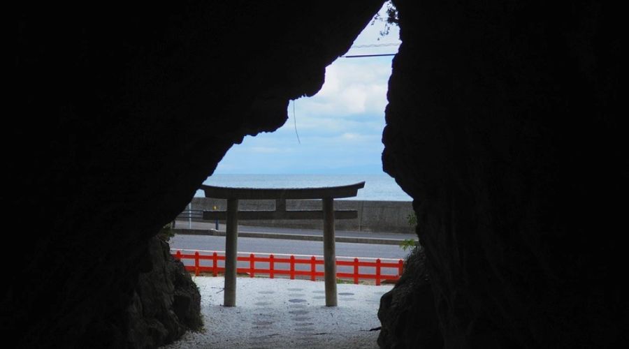 岩戸神社の洞窟から鳥居を見た際に淡路島の形が現れる