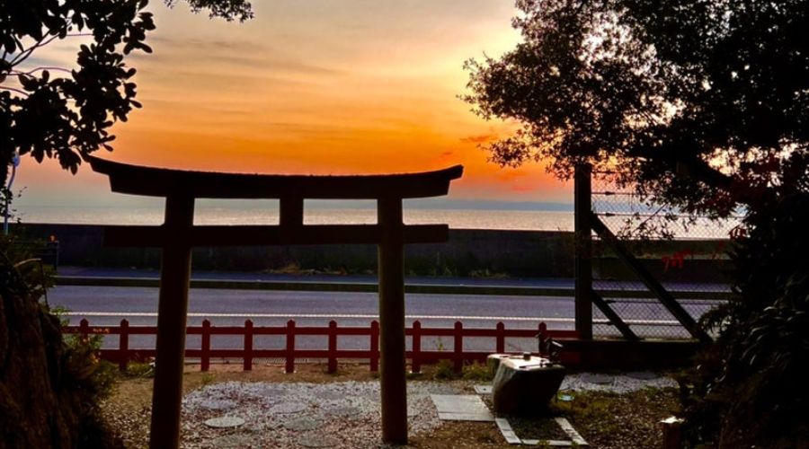 安乎岩戸信龍神社の鳥居と夕日