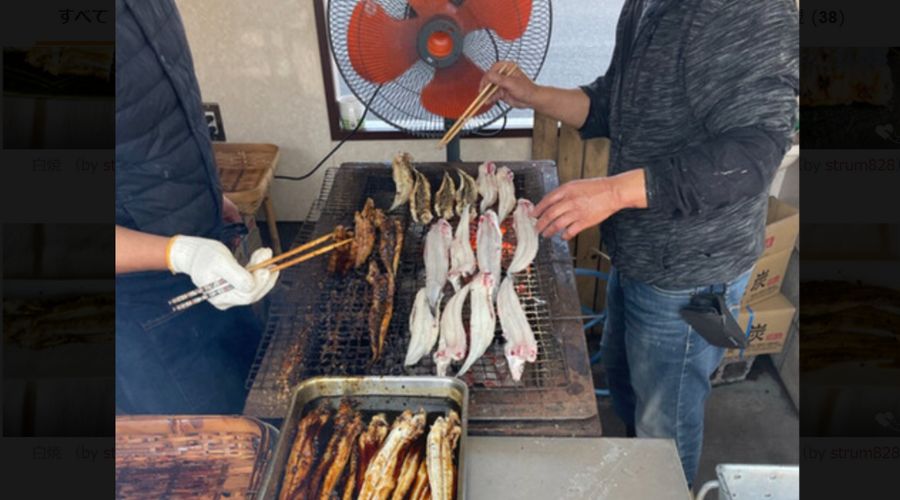 魚増鮮魚店でアナゴを焼いている