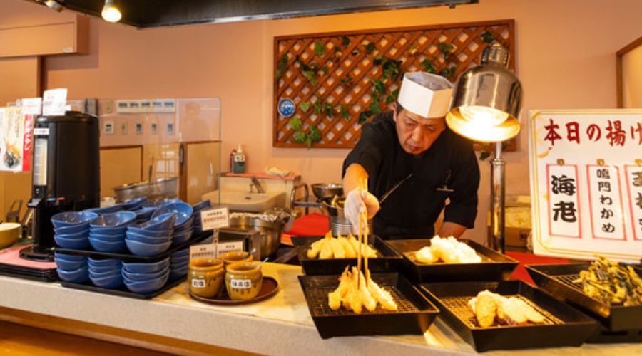 休暇村南淡路の夕食バイキング　ライブキッチン